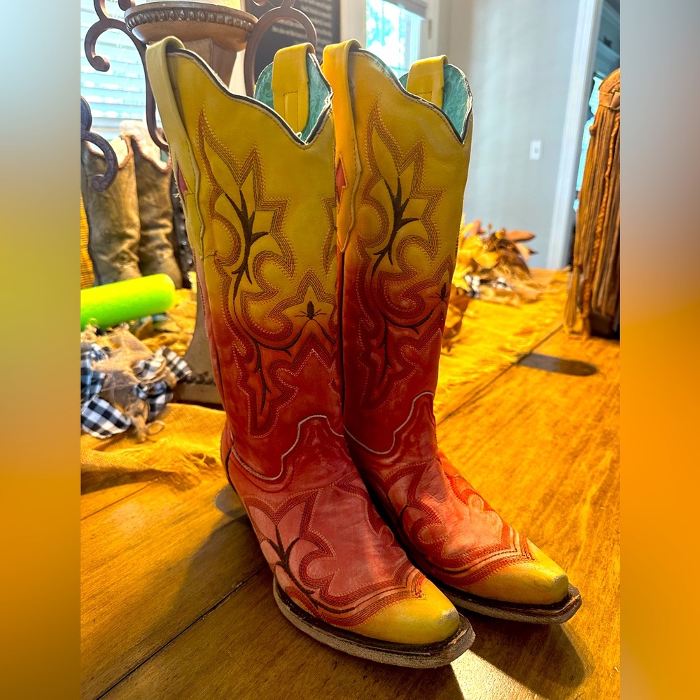 Catchy corrals!  Size 7. Barely worn